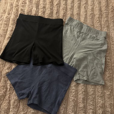 3 shorts in Schwarz, Grau und Blau