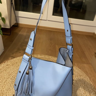 Hellblaue Handtasche
