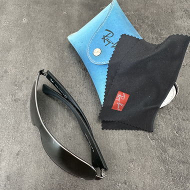 Schwarze Ray-Ban Sonnenbrille mit Etui