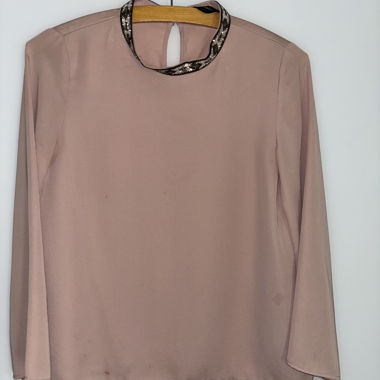 Blouse rose ancien avec col orné de pierres