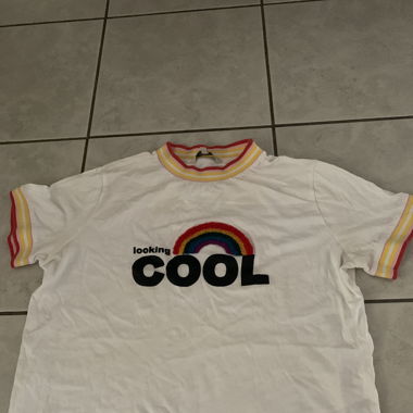 T-shirt blanc avec détail en couleur 