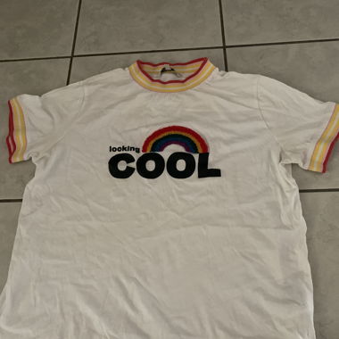 T-shirt blanc avec détail en couleur 
