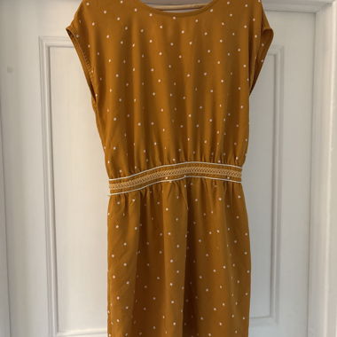 Robe jaune à étoiles
