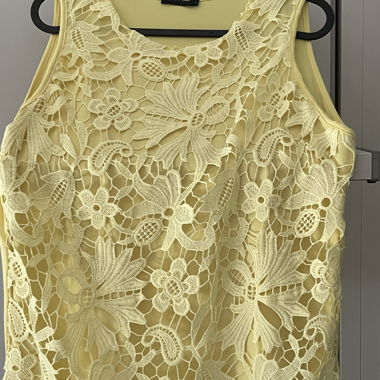 Top smanicato in pizzo giallo