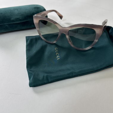 Lunettes de soleil Gucci avec étui