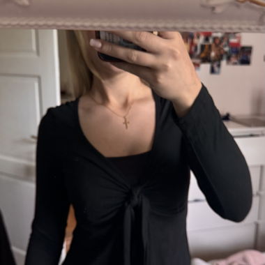 Schwarzes Wickel-Top