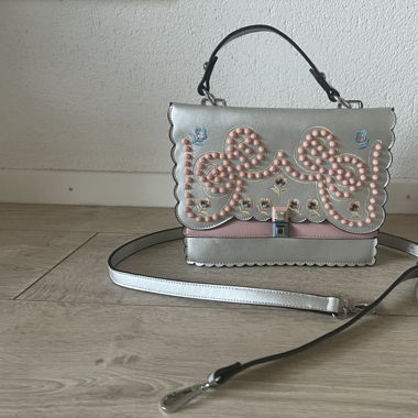 Sac à main argenté avec broderie