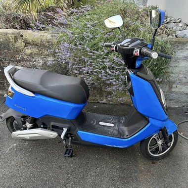 E-scooter blu
