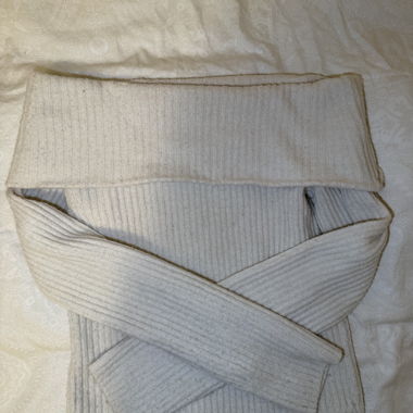Beiger Off-Shoulder Strickpullover