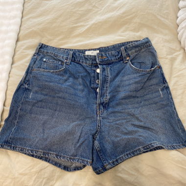 Blaue Jeansshorts mit Knopfleiste