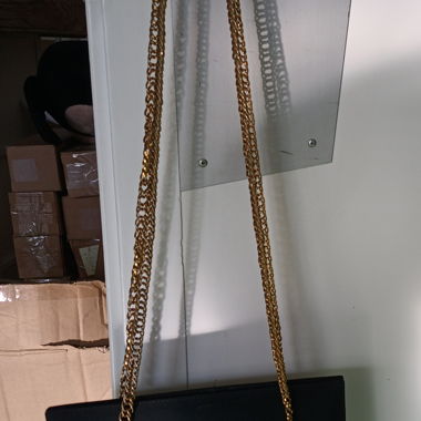 Schwarze Schultertasche mit Goldkette Genny