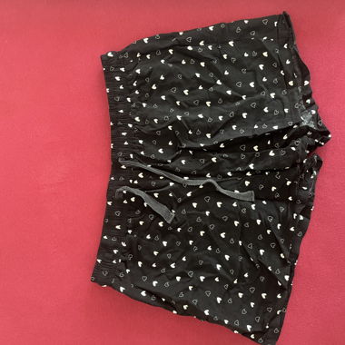 Shorts neri con cuori