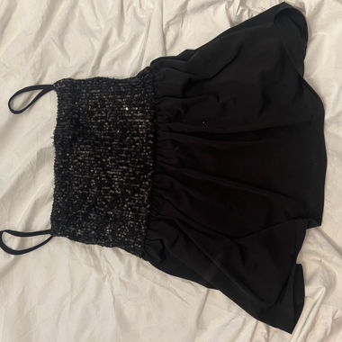 Top nero con paillettes