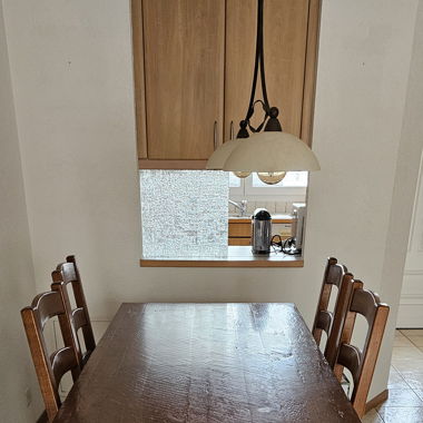 Table en bois massif avec 2 rallonges et 6 chaises