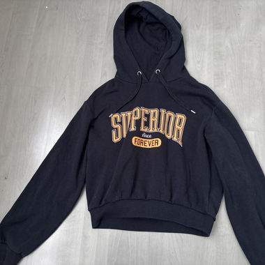 Schwarzer Kapuzenpullover