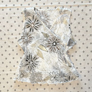 japanisches vintage: weisses ärmelloses mesh-top mit floralem print