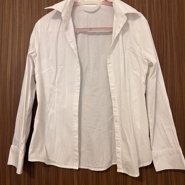 Camicia bianca aderente fino ai fianchi