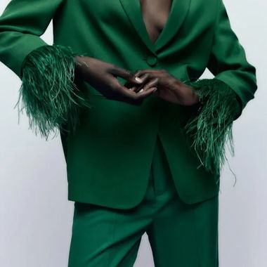 Completo blazer e pantaloni verdi con piume