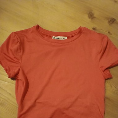 T-shirt rouge, dos mi-nu