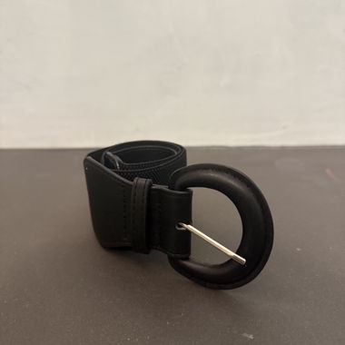 Cintura nera con fibbia rotonda