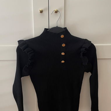 Pullover mit Rüschchen & goldenen Knöpfe