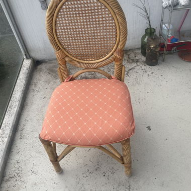 Rattanstuhl für den Essbereich mit Kissen