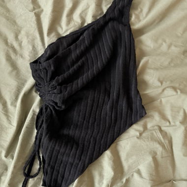 Schwarzes Wickeltop