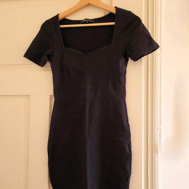 Little black dress - Körpernah und herzschnitt