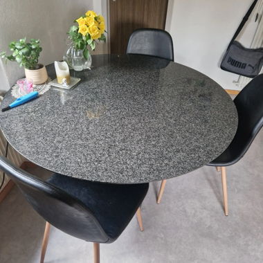 Esstisch aus schwarzem Granit
