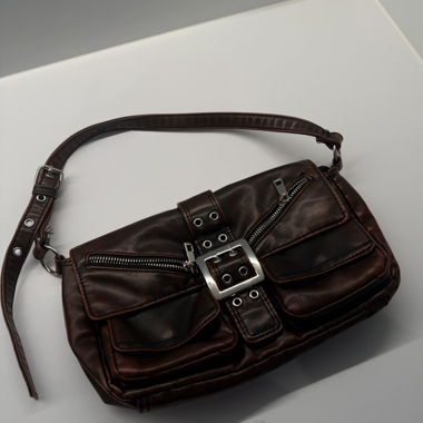 Braune Y2K-Schultertasche mit Schnalle