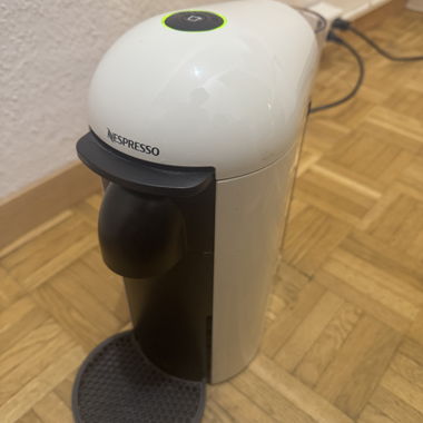 Weisse Nespresso-Maschine