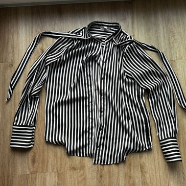 Schwaz/weisse Bluse