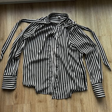 Schwaz/weisse Bluse
