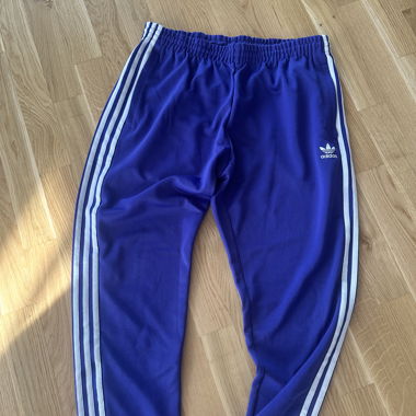 Pantaloni da allenamento Adidas viola con righe