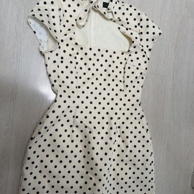 Weisses Kleid mit schwarzen Punkten