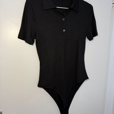 Schwarzer Polo-Body