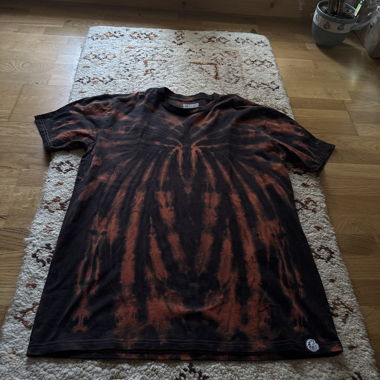T-shirt Batik nero-rosso