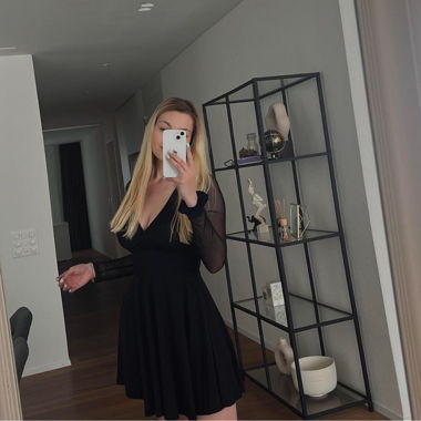 Schwarzes Kleid mit transparenten Ärmeln