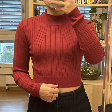 Dunkelroter Pulli mit Schleife 