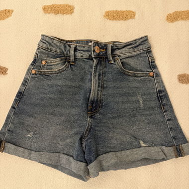 Short in denim blu mom slim con risvolto