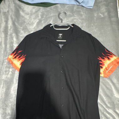 Hemd mit Feuermuster