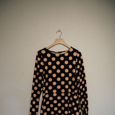 Schwarzes Kleid gepunktet