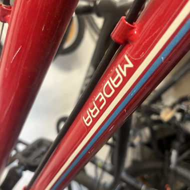 Bicicletta city rossa con parafanghi