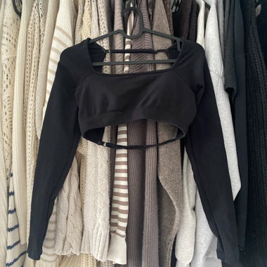 Top corto nero Teveo a maniche lunghe