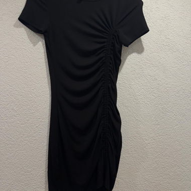 Robe courte noire froncée à manches courtes