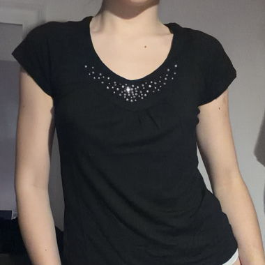 Schwarzes T-Shirt mit Nieten