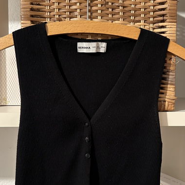 Bershka sleeveless cropped top, black