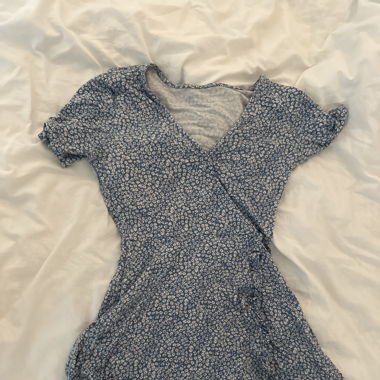 Blaues Blumen Kleid