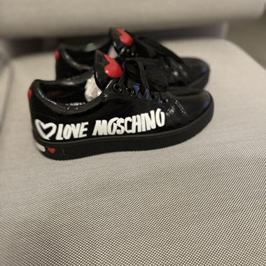 Sneaker Love Moschino nere con cuori