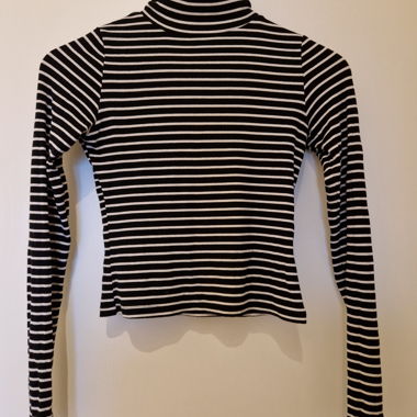 Top a collo alto a righe nere e bianche